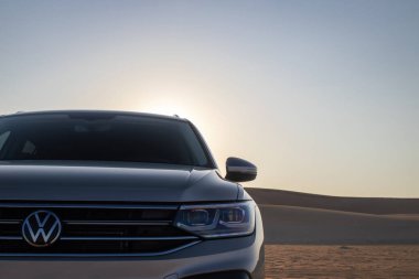 Volkswagen Tiguan, Namib Çölü 'nün kumlarında, parlak bir gökyüzünde. Walvis Körfezi, Namibya.