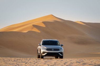 Volkswagen Tiguan, Namib Çölü 'nün kumlarında, parlak bir gökyüzünde. Walvis Körfezi, Namibya.