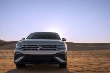 Volkswagen Tiguan, Namib Çölü 'nün kumlarında, parlak bir gökyüzünde. Walvis Körfezi, Namibya.