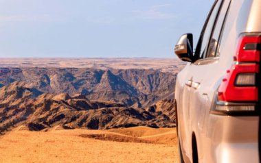 Uçurumun önündeki kumda bir araca yakından bakın. Ay vadisi. Afrika. 