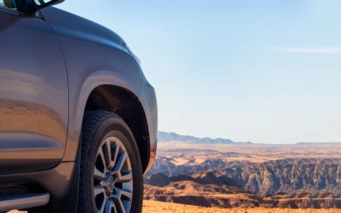 Uçurumun önündeki kumda bir araca yakından bakın. Ay vadisi. Afrika. 