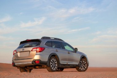 Gri Subaru Namib çölünün kumlarında 
