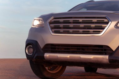 Gri Subaru Namib çölünün kumlarında 