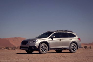 Gri Subaru, Namibya 'da çölün ortasında güneşli bir günde.