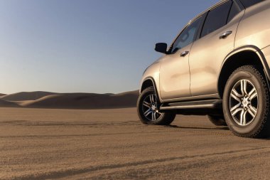 Toyota Fortuner, güneşli bir günde Namib Çölü 'nün ortasında duruyor.. 
