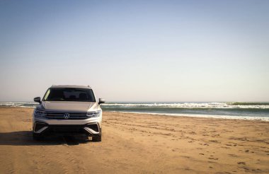 Güneşli bir günde Namib Çölü 'nün kumlarında duran bir arabanın yakın çekimi.. 