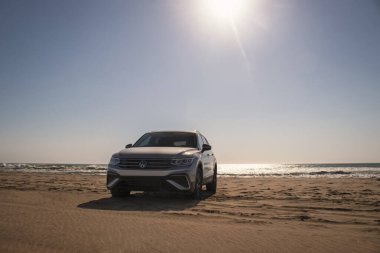 Güneşli bir günde Namib Çölü 'nün kumlarında duran bir arabanın yakın çekimi.. 