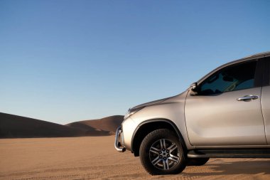 Toyota Fortuner, güneşli bir günde Namib Çölü 'nün ortasında duruyor. Namibya, Afrika 