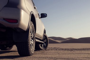  Güneşli bir günde Namib Çölü 'nün ortasında duran altın araba. 