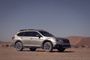 Gri Subaru, Namibya 'da çölün ortasında güneşli bir günde.