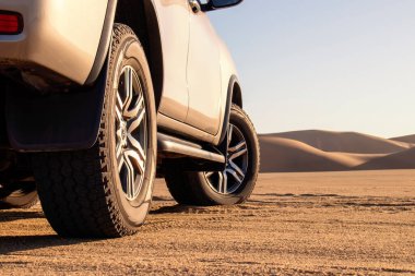 Namib Çölü 'nün kumlarında gri bir arabanın yakın çekimi.