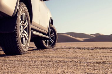  Güneşli bir günde Namib Çölü 'nün ortasında duran altın araba. 