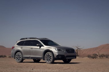 Gri Subaru Namib çölünün kumlarında parlak gökyüzüne karşı