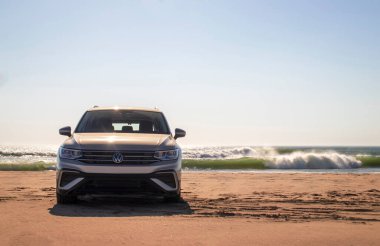 Volkswagen Tiguan, güneşli bir günde Atlantik Okyanusu 'nun kıyısındaki Namib Çölü' nün kumlarında.