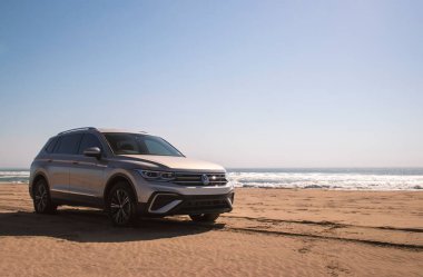 Volkswagen Tiguan, güneşli bir günde Atlantik Okyanusu 'nun kıyısındaki Namib Çölü' nün kumlarında.