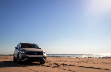 Volkswagen Tiguan, güneşli bir günde Atlantik Okyanusu 'nun kıyısındaki Namib Çölü' nün kumlarında.