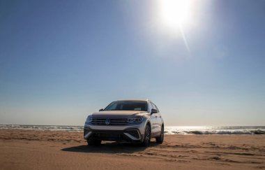 Volkswagen Tiguan, güneşli bir günde Atlantik Okyanusu 'nun kıyısındaki Namib Çölü' nün kumlarında.
