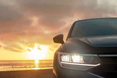  Gri Volkswagen Tiguan dramatik bir gökyüzüne karşı