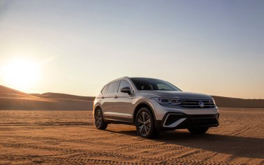 Volkswagen Tiguan Namib çölünün kumlarında gün batımında