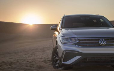 Volkswagen Tiguan Namib çölünün kumlarında gün batımında