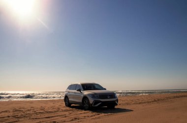 Volkswagen Tiguan, güneşli bir günde Atlantik Okyanusu 'nun kıyısındaki Namib Çölü' nün kumlarında.