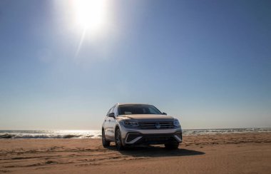 Volkswagen Tiguan, güneşli bir günde Atlantik Okyanusu 'nun kıyısındaki Namib Çölü' nün kumlarında.