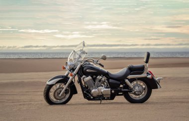 Çölde park etmiş off-road motosikleti dramatik bulutlu gökyüzü macerası seyahat, özgürlük ve aşırı doğa manzarası konsepti altında