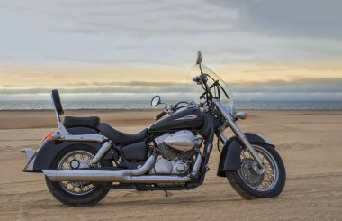 Çölde park etmiş off-road motosikleti dramatik bulutlu gökyüzü macerası seyahat, özgürlük ve aşırı doğa manzarası konsepti altında