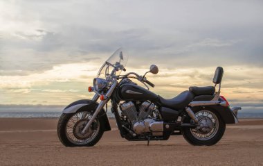 Çölde park etmiş off-road motosikleti dramatik bulutlu gökyüzü macerası seyahat, özgürlük ve aşırı doğa manzarası konsepti altında