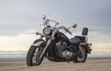 Çölde park etmiş off-road motosikleti dramatik bulutlu gökyüzü macerası seyahat, özgürlük ve aşırı doğa manzarası konsepti altında