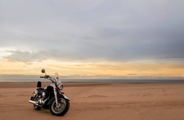 Çölde park etmiş off-road motosikleti dramatik bulutlu gökyüzü macerası seyahat, özgürlük ve aşırı doğa manzarası konsepti altında