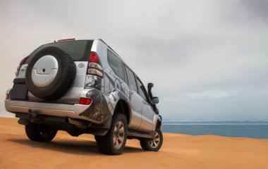 Gri, güçlü bir 4x4 SUV, sonsuz kumlarda, keşif ve uzun çöl keşiflerine hazır bir şekilde ele geçirildi..