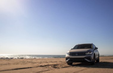 Volkswagen Tiguan, güneşli bir günde Atlantik Okyanusu 'nun kıyısındaki Namib Çölü' nün kumlarında.. 