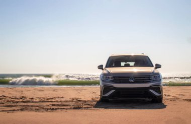 Volkswagen Tiguan, güneşli bir günde Atlantik Okyanusu 'nun kıyısındaki Namib Çölü' nün kumlarında.. 