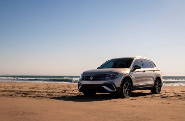 Volkswagen Tiguan, güneşli bir günde Atlantik Okyanusu 'nun kıyısındaki Namib Çölü' nün kumlarında.. 
