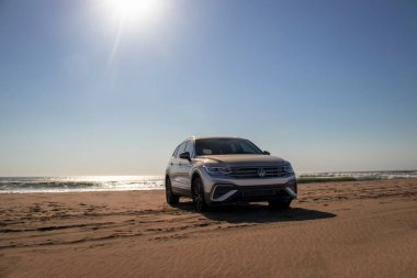 Volkswagen Tiguan, güneşli bir günde Atlantik Okyanusu 'nun kıyısındaki Namib Çölü' nün kumlarında.. 