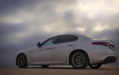 Namibya 'da boş bir çöl yolunda giden gümüş bir arabanın arka görüntüsü, özgürlüğü, yalnızlığı ve Afrika' daki keşiflerin ruhunu simgeliyor.. 