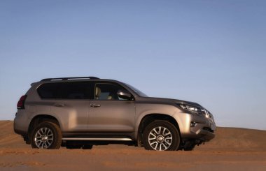 Toyota Land Cruiser Namibias Çölü 'nün derin kırmızı kumlarında dayanıklılık ve off-road gücü sergiliyor. Seyahat, macera ve zorlu keşif temaları için idealdir.. 