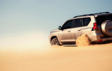 Namib Çölü 'nün uzak kumda sıkışmış bir SUV, Namibya' daki zorlu sürüş koşullarının ve çöl keşiflerinin gerçekliğini vurgulayan editoryal yakalama. 