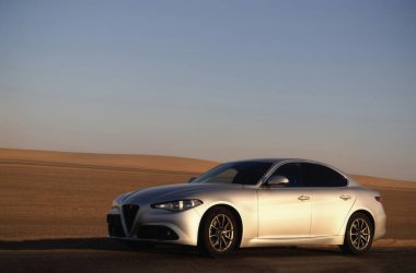 Alfa Romeo Giulia engin çöl arazisinde yandan fotoğraflandı. Editör ve otomotiv projeleri için İtalyan tasarımı ve off-road atmosferinin çarpıcı bir karışımı. 