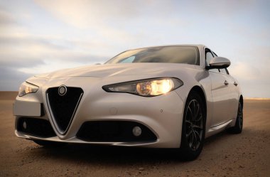 Alfa Romeo Giulia engin çöl arazisinde yandan fotoğraflandı. Editör ve otomotiv projeleri için İtalyan tasarımı ve off-road atmosferinin çarpıcı bir karışımı. 