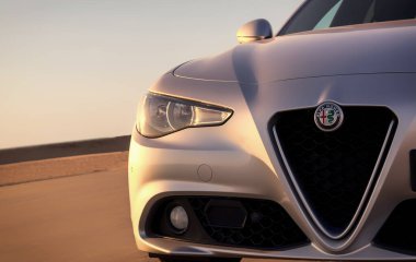 Alfa Romeo Giulia engin çöl arazisinde yandan fotoğraflandı. Editör ve otomotiv projeleri için İtalyan tasarımı ve off-road atmosferinin çarpıcı bir karışımı. 