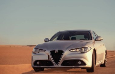 Alfa Romeo Giulia engin çöl arazisinde yandan fotoğraflandı. Editör ve otomotiv projeleri için İtalyan tasarımı ve off-road atmosferinin çarpıcı bir karışımı. 
