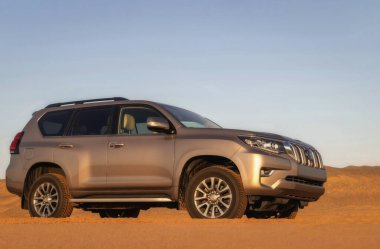 Toyota Land Cruiser Namibias Çölü 'nün derin kırmızı kumlarında dayanıklılık ve off-road gücü sergiliyor. Seyahat, macera ve zorlu keşif temaları için idealdir.. 