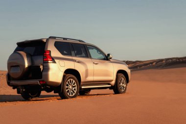 Toyota Land Cruiser Namibias Çölü 'nün derin kırmızı kumlarında dayanıklılık ve off-road gücü sergiliyor. Seyahat, macera ve zorlu keşif temaları için idealdir.. 