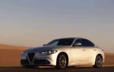 Alfa Romeo Giulia engin çöl arazisinde yandan fotoğraflandı. Editör ve otomotiv projeleri için İtalyan tasarımı ve off-road atmosferinin çarpıcı bir karışımı. 