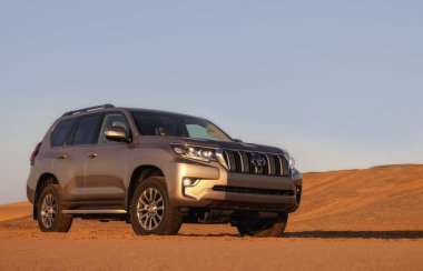 Toyota Land Cruiser Namibias Çölü 'nün derin kırmızı kumlarında dayanıklılık ve off-road gücü sergiliyor. Seyahat, macera ve zorlu keşif temaları için idealdir.. 