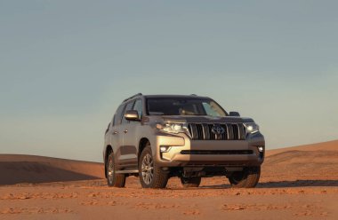 Toyota Land Cruiser Namibias Çölü 'nün derin kırmızı kumlarında dayanıklılık ve off-road gücü sergiliyor. Seyahat, macera ve zorlu keşif temaları için idealdir.. 
