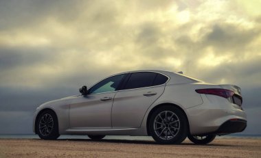 Namibya 'da boş bir çöl yolunda giden gümüş bir arabanın arka görüntüsü, özgürlüğü, yalnızlığı ve Afrika' daki keşiflerin ruhunu simgeliyor.. 