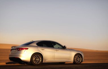 Alfa Romeo Giulia engin çöl arazisinde yandan fotoğraflandı. Editör ve otomotiv projeleri için İtalyan tasarımı ve off-road atmosferinin çarpıcı bir karışımı. 